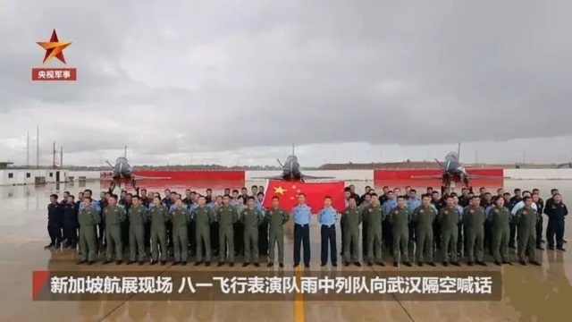 2020新加坡航展上中國八一飛行表演隊(duì)喊武漢加油(m.hnhuay.cn)